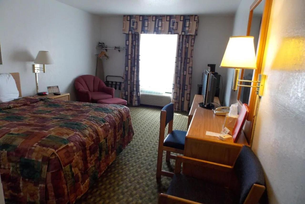 Norwood Inn And Suites - Minneapolis-St Paul רוזוויל מראה חיצוני תמונה