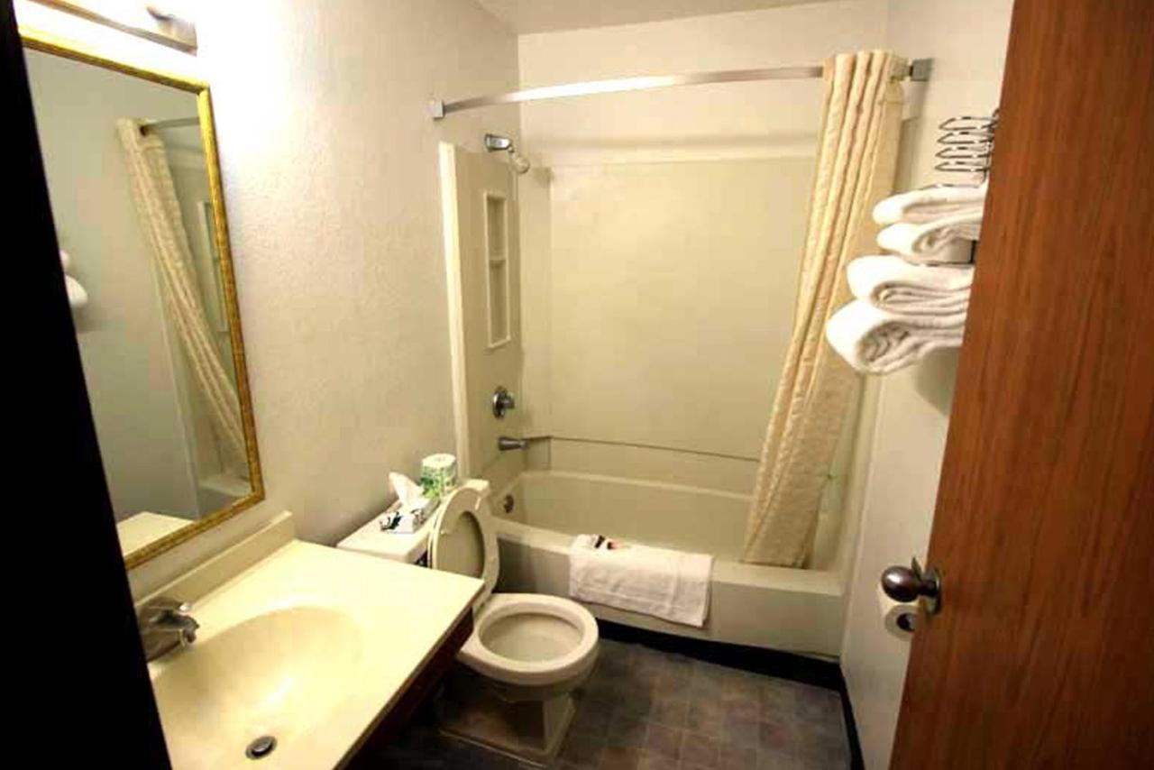 Norwood Inn And Suites - Minneapolis-St Paul רוזוויל מראה חיצוני תמונה