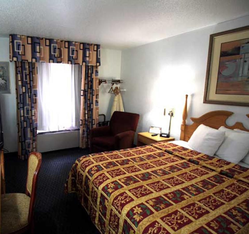 Norwood Inn And Suites - Minneapolis-St Paul רוזוויל מראה חיצוני תמונה