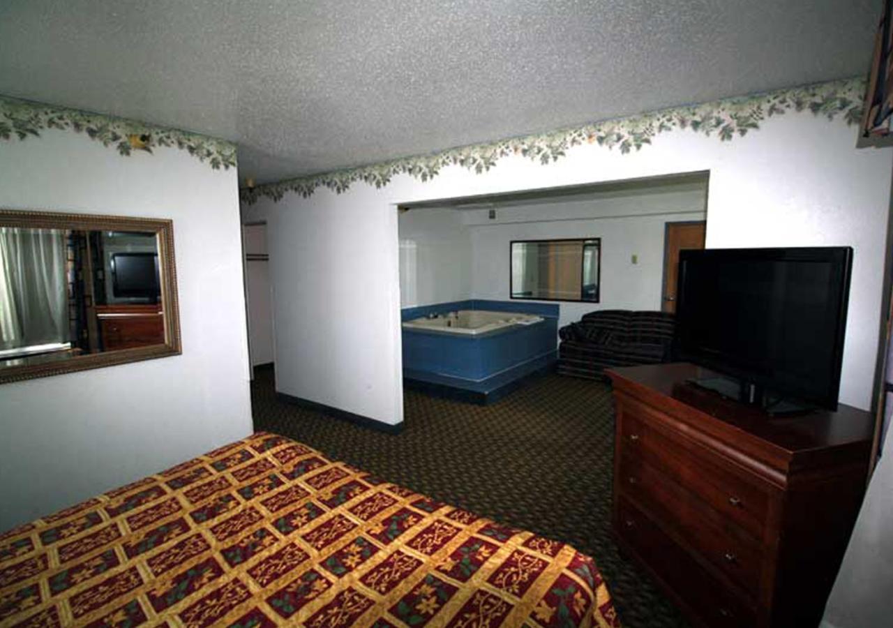 Norwood Inn And Suites - Minneapolis-St Paul רוזוויל מראה חיצוני תמונה