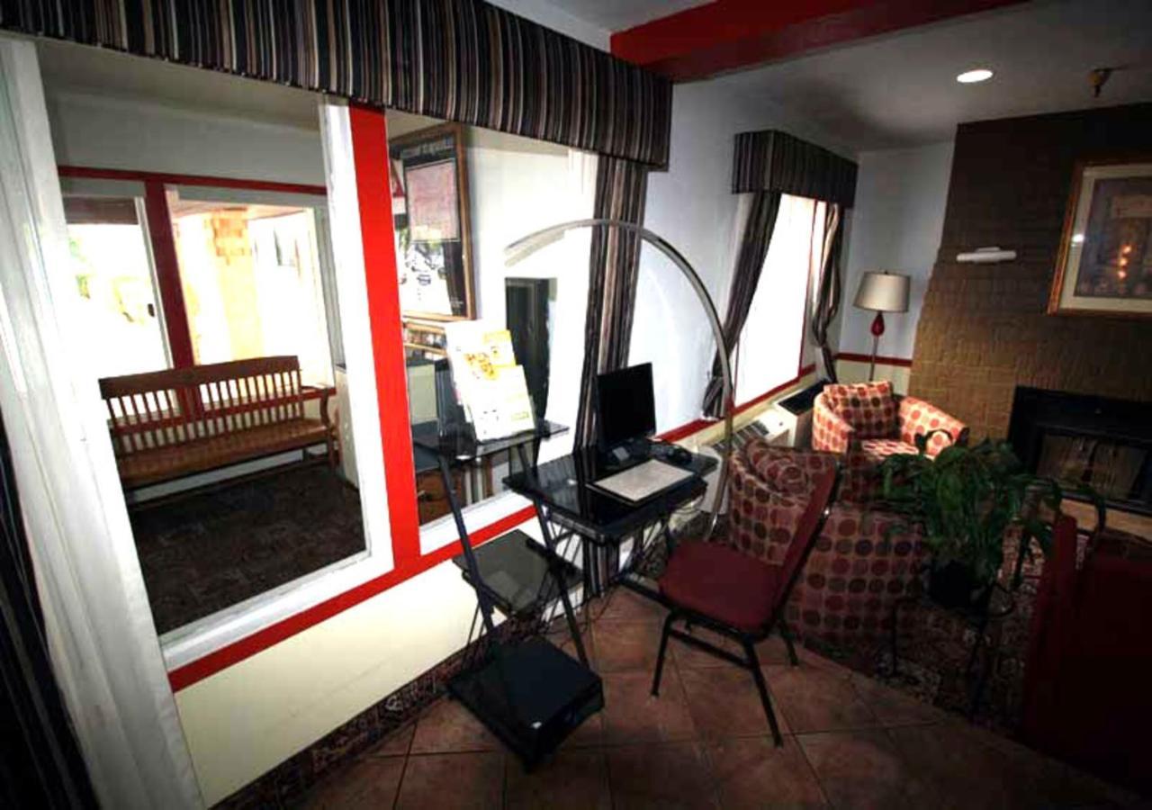 Norwood Inn And Suites - Minneapolis-St Paul רוזוויל מראה חיצוני תמונה