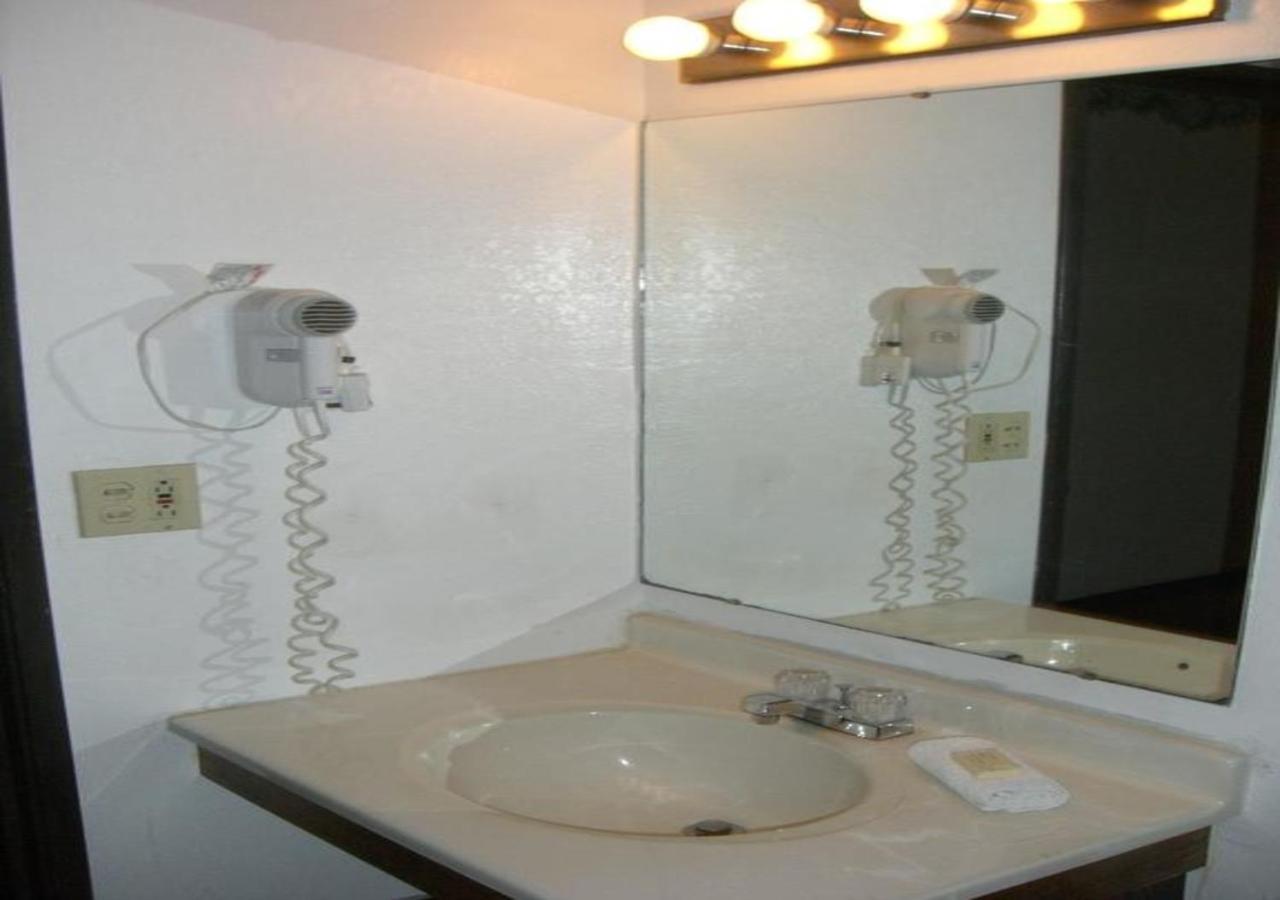 Norwood Inn And Suites - Minneapolis-St Paul רוזוויל מראה חיצוני תמונה